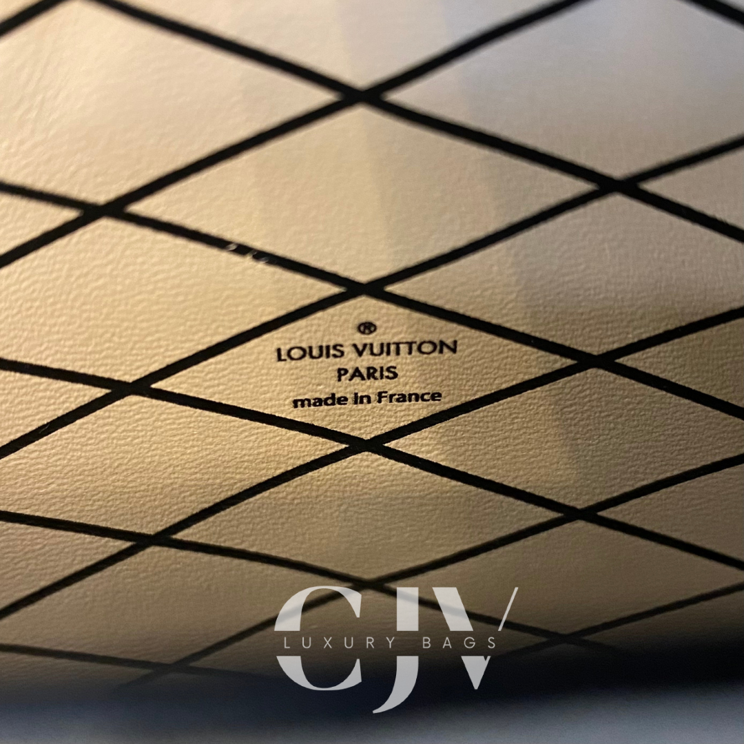 LV Trunk Clutch White